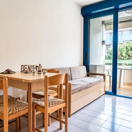 شقة Cozy With Sunny Terrace In