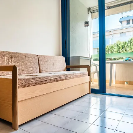 Cozy With Sunny Terrace In Apartment